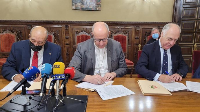 El presidente de la DPT, Manuel Rando; el obispo de Teruel y Albarracín, José Antonio Satué; y el director de la Fundación Ibercaja, José Luis Rodrigo.