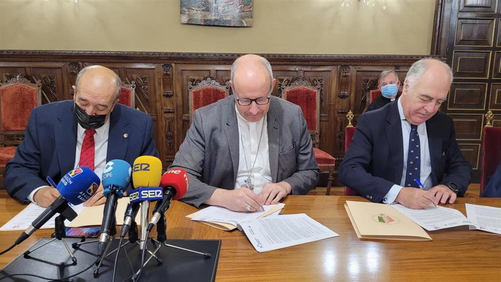 El presidente de la DPT, Manuel Rando; el obispo de Teruel y Albarracín, José Antonio Satué; y el director de la Fundación Ibercaja, José Luis Rodrigo.