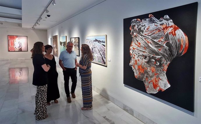 El diputado delegado del Área de Cultura y Deportes de la Diputación Provincial de Badajoz, Francisco Martos, asiste a la Inauguración del XL Premio Eugenio Hermoso