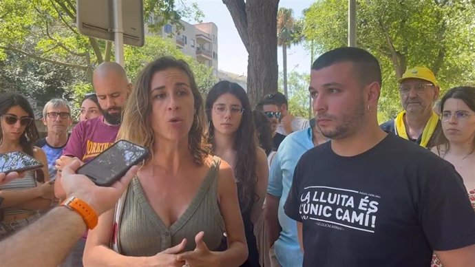 Laia Estrada y Edgar Fernández (CUP) en declaraciones a los medios tras la salida de Fernández de los Juzgados de Reus (Tarragona).