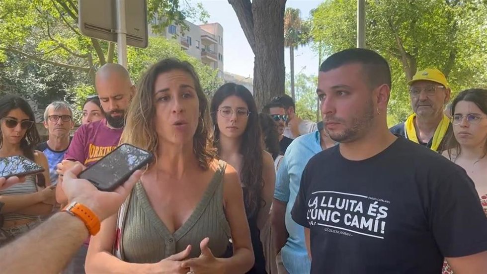 Laia Estrada y Edgar Fernández (CUP) en declaraciones a los medios tras la salida de Fernández de los Juzgados de Reus (Tarragona).