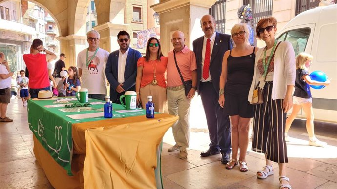 La mesa está instalada en la fachada del Palacio Provincial.
