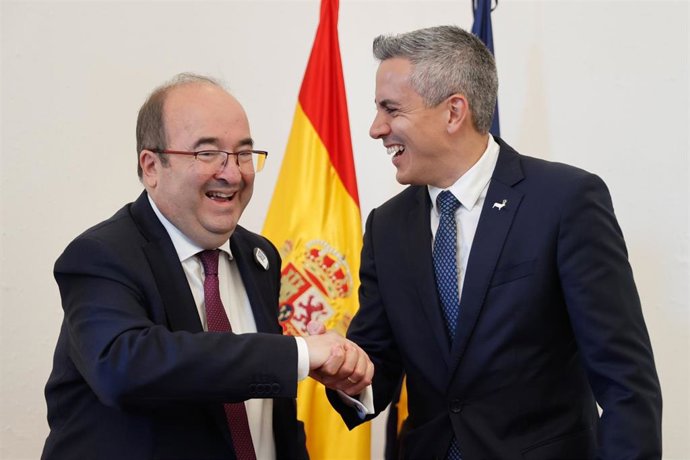 El ministro de Cultura, Miquel Iceta (i) junto con el vicepresidente y consejero de Cultura de Cantabria, Pablo Zuloaga (d) durante la firma del convenio para la puesta en marcha del Centro Internacional de Arte Rupestre de la UNESCO