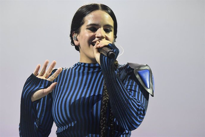 La cantante Rosalía actúa durante el comienzo de su gira Motomami Tour, en Almería.