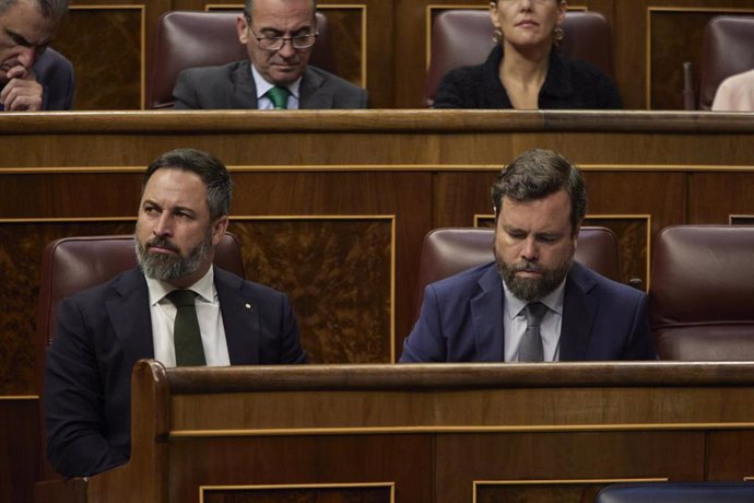 El líder de Vox, Santiago Abascal (i), y el  portavoz de Vox en el Congreso, Iván Espinosa de los Monteros, en una sesión plenaria, en el Congreso de los Diputados, a 30 de junio de 2022, en Madrid (España).