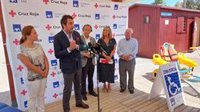 Chiclana (Cádiz) amplía el servicio de baño adaptado en La Barrosa gracias a la alianza de Cruz Roja y Fundación AXA