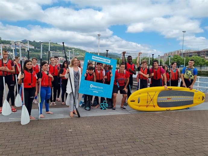 La concejala de Juventud y Deporte de Bilbao, Itxaso Erroteta, visita actividad de paddle sup