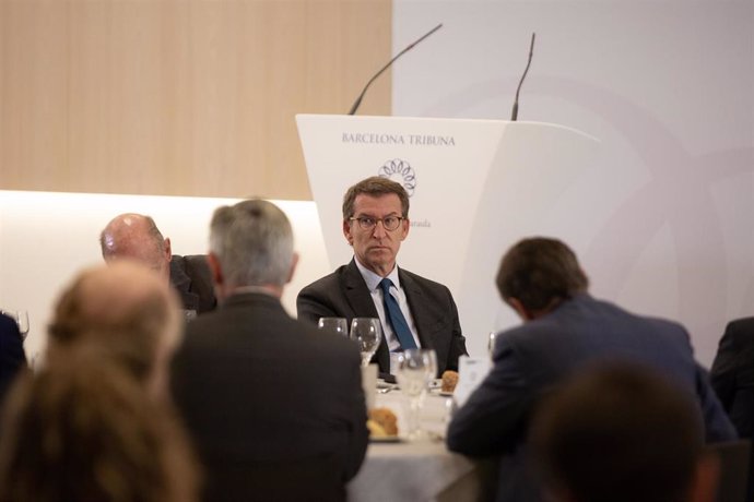 El presidente del Partido Popular, Alberto Núñez-Feijóo, durante la conferencia-almuerzo En defensa de la política útil y de consenso frente a la política que confronta e insulta, a 7 de julio de 2022, en Barcelona, Catalunya (España). La jornada ha s