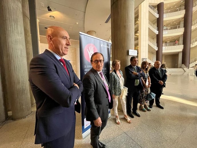 El alcalde de León (I) y los participantes en la inauguración de las X Jornadas de Abogados.