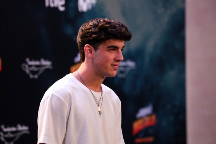 Archivo - El actor Óscar Casas posa en un photocall