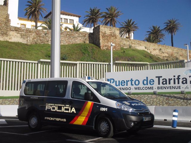 Archivo - Furgón policial en Tarifa