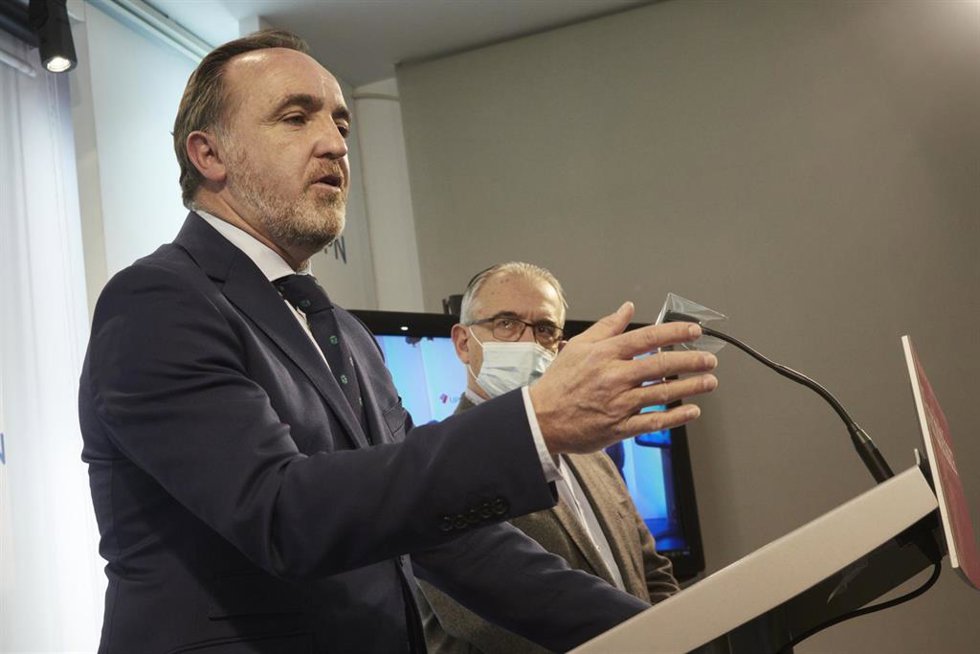 Archivo - El presidente de UPN, Javier Esparza, junto con el alcalde de Pamplona, Enrique Maya.