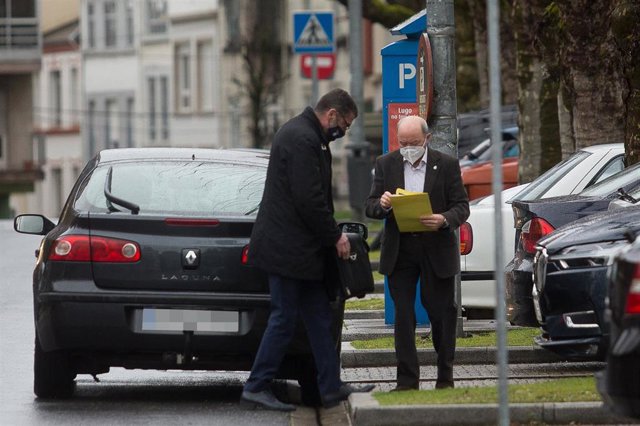 Archivo - El expresidente de la Confederación Hidrográfica Miño-Sil (CHMS) y exconcejal de Urbanismo de Lugo, Francisco Fernández Liñares (d), 