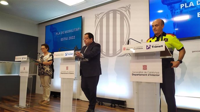 La subdirectora general de seguridad vial, Anna Pintó, el conseller de Interior, Joan Ignasi Elena, y el jefe de la división de tráfico de Mossos d'Esquadra, Andreu González. El 7 de julio de 2022.