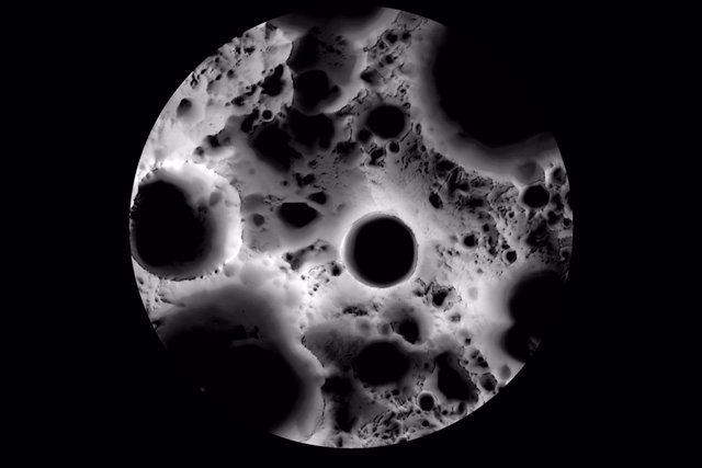 Este mapa de iluminación multitemporal del polo sur lunar fue creado a partir de imágenes tomadas por el Orbitador de Reconocimiento Lunar de la NASA.