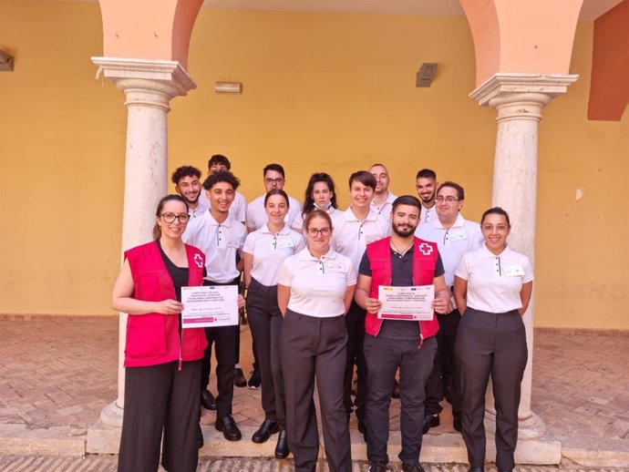 Un total de 17 jóvenes de Ayamonte (Huelva) se forman en hostelería a través de un curso impulsado por Cruz Roja.