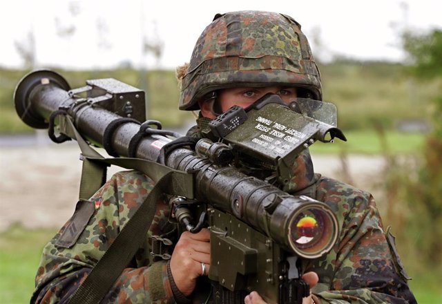 Archivo - FILED - 23 September 2004, Wilhelmshaven: A German soldier holds the practice version of a Stinger anti aircraft missile during an evacuation training excercise of civilians. The Netherlands will deliver 200 Stinger anti-aircraft missiles to U
