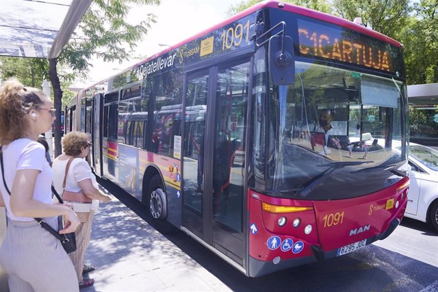 Autobús de la línea C1 de Tussam, que presta servicio a la isla de La Cartuja.