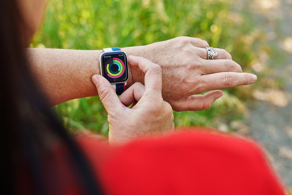 Una usuaria utiliza un Apple Watch mientras practica deporte.