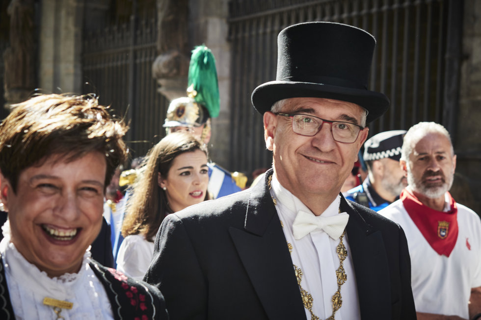 La concejala Ana Elizalde y el alcalde de Pamplona, Enrique Maya, durante la procesión de San Fermín, a 7 de julio de 2022
