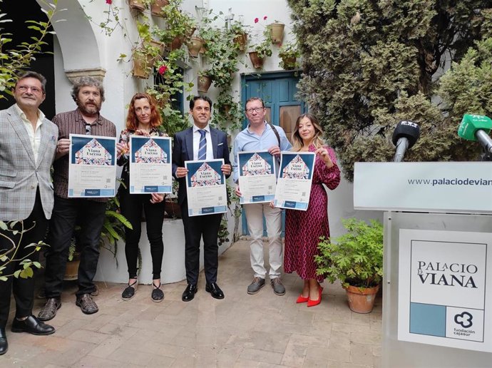 Leopoldo Izquierdo, junto a Francisco Santofimia y Carmen Rey (dcha.), junto a otros responsables de las compañías y de Fundación Cajasur, en la presentación de 'Viana a Escena'.