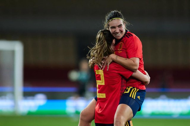 Archivo - Mariona Caldentey celebra un gol con Ona Batlle en un partido de la selección española 