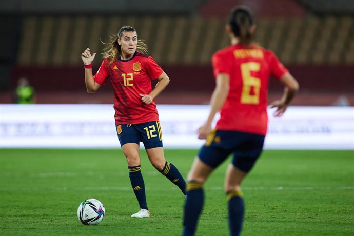 Archivo - Patri Guijarro y Aitana Bonmatí en un partido con la selección española