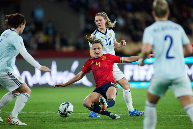 Archivo - Irene Paredes corta un balón durante el España-Escocia de la clasificación para el Mundial de 2023