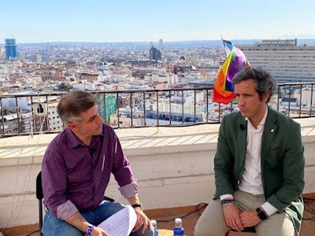 El alcalde de Alcobendas, Aitor Retolaza, en una entrevista en la Terrazo 360º de Canal 33 TV de Madrid