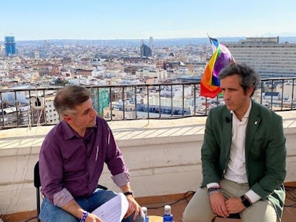 El alcalde de Alcobendas, Aitor Retolaza, en una entrevista en la Terrazo 360 de Canal 33 TV de Madrid