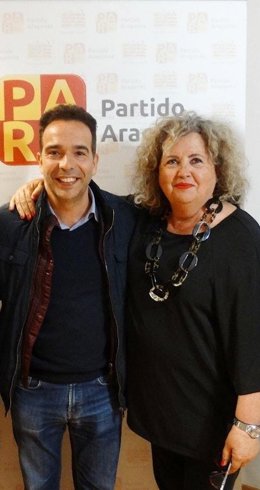 El portavoz del grupo el PAR en las Cortes de Aragón, Jesús Guerrero, con la portavoz municipal del Partido Aragonés (PAR) en Barbastro, María Jesús Morera, ahora también presidenta del Comité Intercomarcal del PAR en Huesca