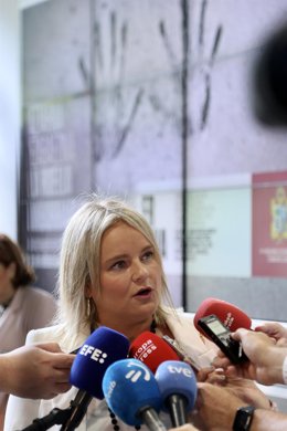 La hermana de Miguel Ángel Blanco, asesinado por ETA, María del Mar Blanco, atiende a los medios en la inauguración de la exposición El terror a portada. 60 años del terrorismo en España a través de la prensa, en el Izarra Centre de Ermua, a 17 de jun