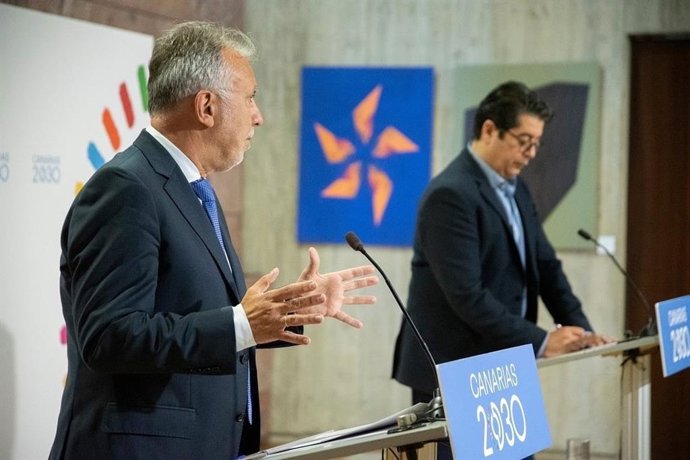 El presidente del Gobierno de Canarias, Ángel Víctor Torres, y el presidente del Cabildo de Tenerife, Pedro Martín, en una comparecencia conjunta para anunciar que Santa Cruz de Tenerife acogerá una reunión ministerial de las RUP