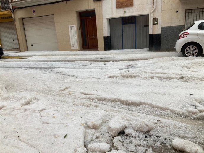 Aspecto de una calle de Andorra (Teruel) tras la tormenta de agua y granizo que afectó este miércoles, 6 de julio, a la localidad.