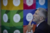 Marlaska avisa de que España "no es inmune" a un "contagio" de políticas anti LGTBI