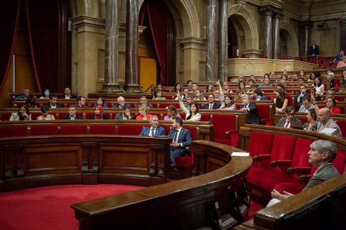 El conseller de Educación, Josep González Cambray (i) y el presidente de la Generalitat, Pere Aragons (d), durante un pleno del Parlament, a 6 de julio de 2022, en Madrid (España). El Parlament ha celebrado el pleno con la incógnita sobre el voto del d