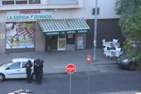 La Policía trabaja para reducir a un varón armado y atrincherado en una tienda en Pino Montano de Sevilla