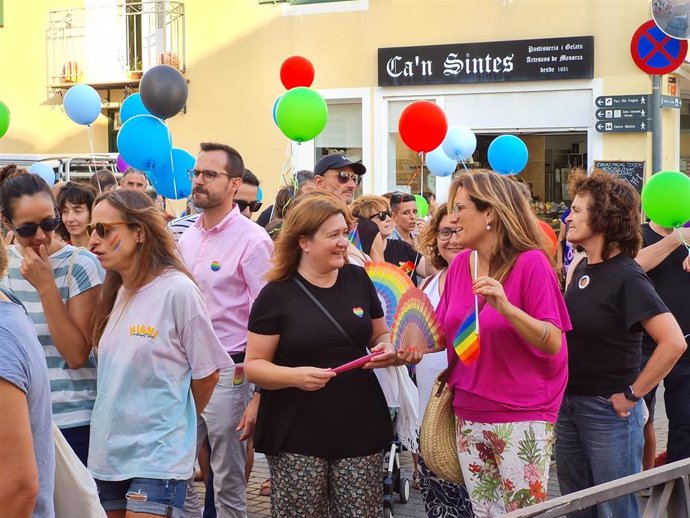 La consellera de Presidencia, Función Pública e Igualdad, Mercedes Garrido, en la manifestación del Orgullo en Mahón.