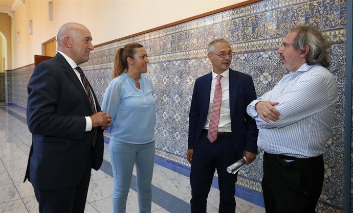 El consejero de la Presidencia, Jesus Julio Carnero (izda), junto a la delegada del Gobierno en CyL, Virginia Barcones, antes de participar en el I Congreso sobre Identidades en Castilla y León.