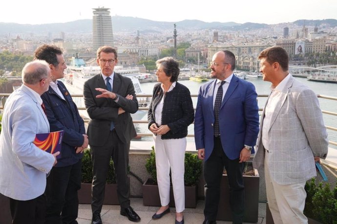 El líder del PP, Alberto Núñez Feijóo; la presidenta de Societat Civil Catalana (SCC), Elda Mata; el presidente del PP catalán, Alejandro Fernández; y miembros de la junta directiva de SCC, en un encuentro en Barcelona a 7 de julio de 2022.