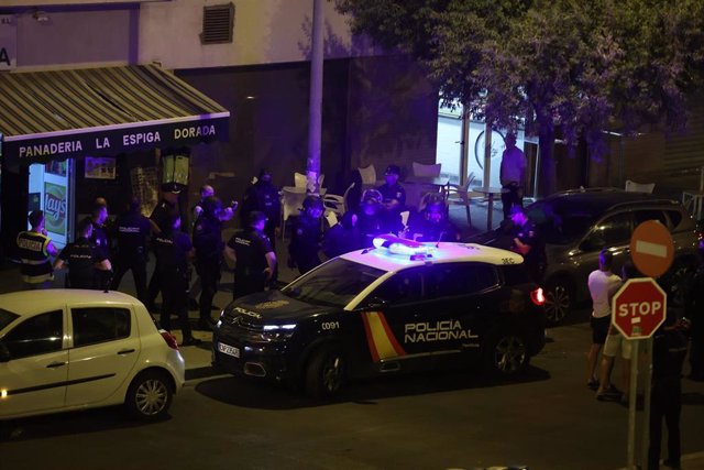 Detenido tras más tres horas de intervención el hombre atrincherado en una panadería de Pino Montano en Sevilla