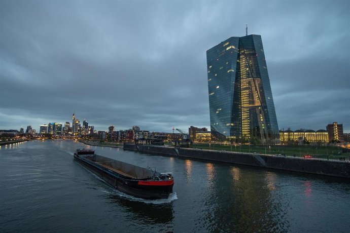 Archivo - 06 April 2022, Hessen, Frankfurt/Main: A barge sails across the Main River past the European Central Bank (ECB) in the last light of day in front of the downtown bank skyline. Photo: Boris Roessler/dpa