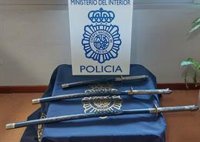 Detenidos padre e hijo en Marbella por agredir con una catana al responsable de la obra contigua a su casa por el ruido
