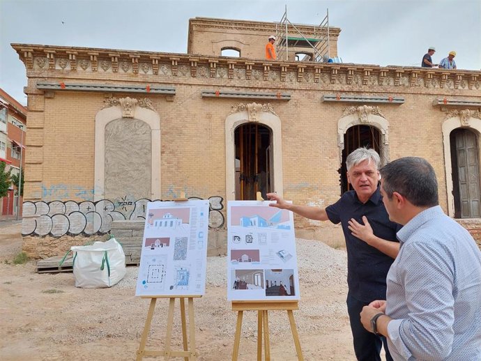 Foto cedida por el Ayuntamiento de Alcantarilla, en la que el arquitecto y profesor de la UPCT Antonio Cerezuela explica el diseño de la reforma al alcalde, Joaquín Buendía.