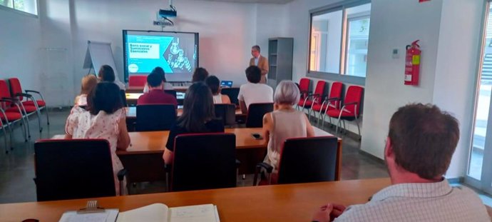 Taller organizado en Sevilla sobre el bono social en la factura de la luz.