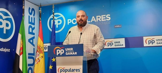 El presidente provincial del PP, Manuel Naharro, en rueda de prensa este viernes en Badajoz