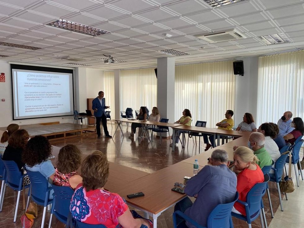 El Área Sanitaria Norte imparte a trabajadores del Ayuntamiento de Antequera un taller para ayudar a afrontar el estrés