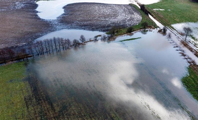 Archivo - 21 February 2022, Schleswig-Holstein, Quarnbek: A general view of flooded meadows and fields at the Rendsburg-Eckernfoerde district near the A7 highway in the aftermath of storms Nadia, Zeynep and Antonia in Schleswig-Holstein. Photo: Axel Hei