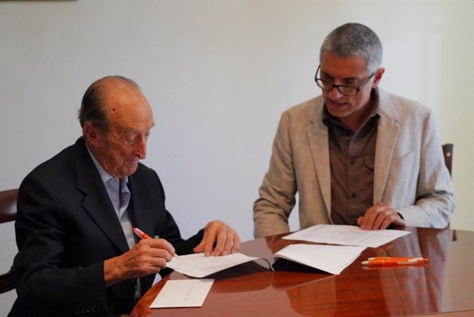 El presidente de la Fundación, Jaime González Gordon, y el director de la Estación Biológica de Doñana, Eloy Revilla, durante la firma del acuerdo de colaboración. 