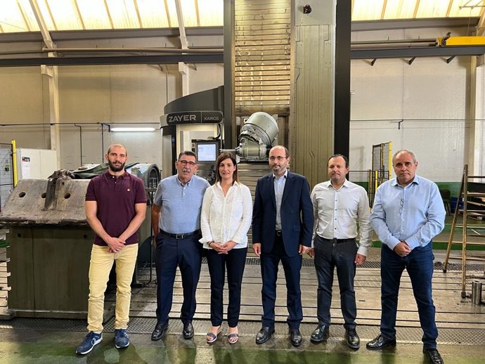 El director del INFO, Joaquín Gómez, durante la visita a la empresa Tecsumaga